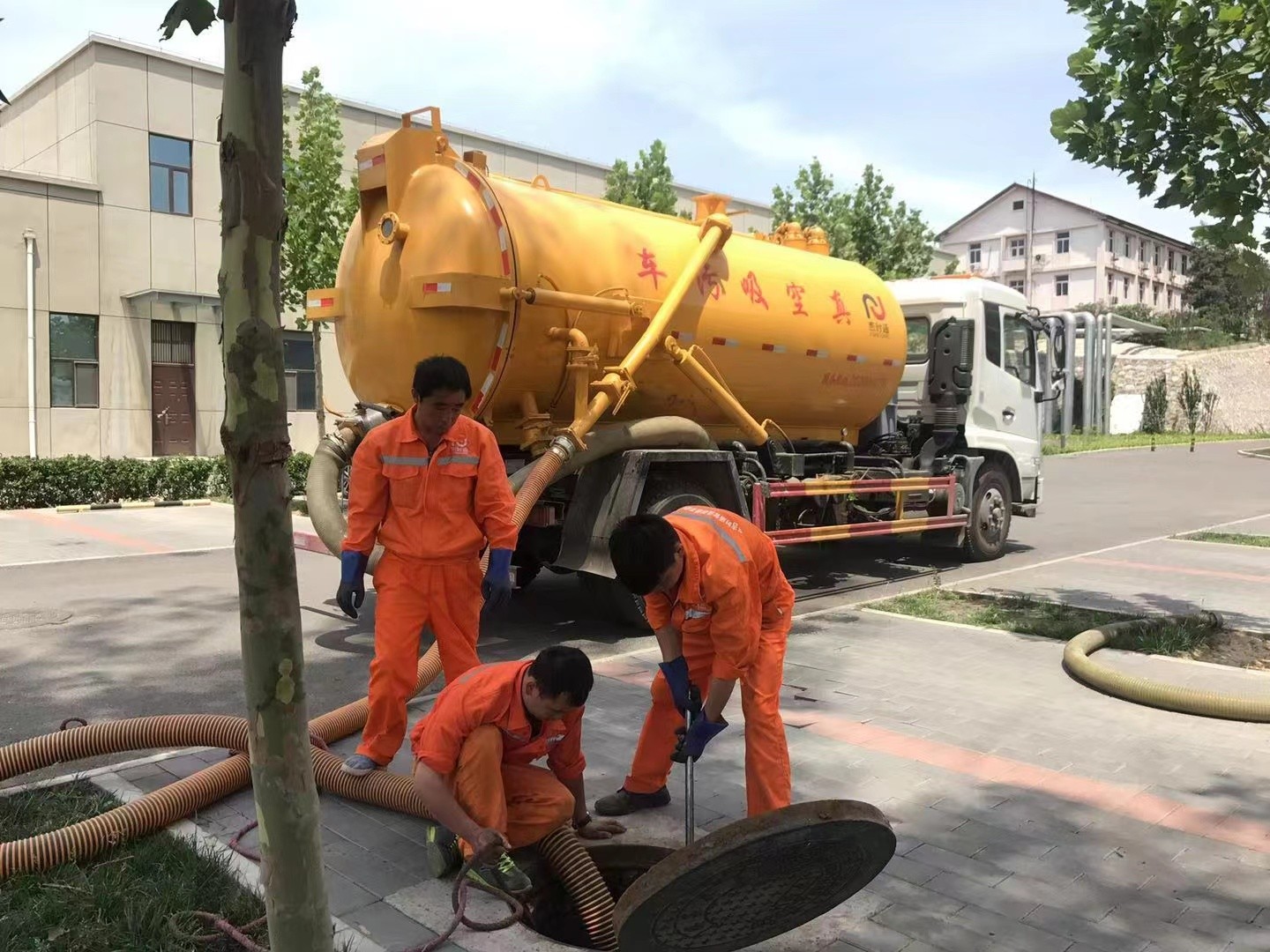 亳州管道疏通车停在窨井附近