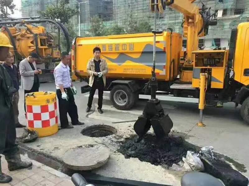 亳州街道：网格员化身“清道夫”，为民解忧疏通“堵心”化粪池